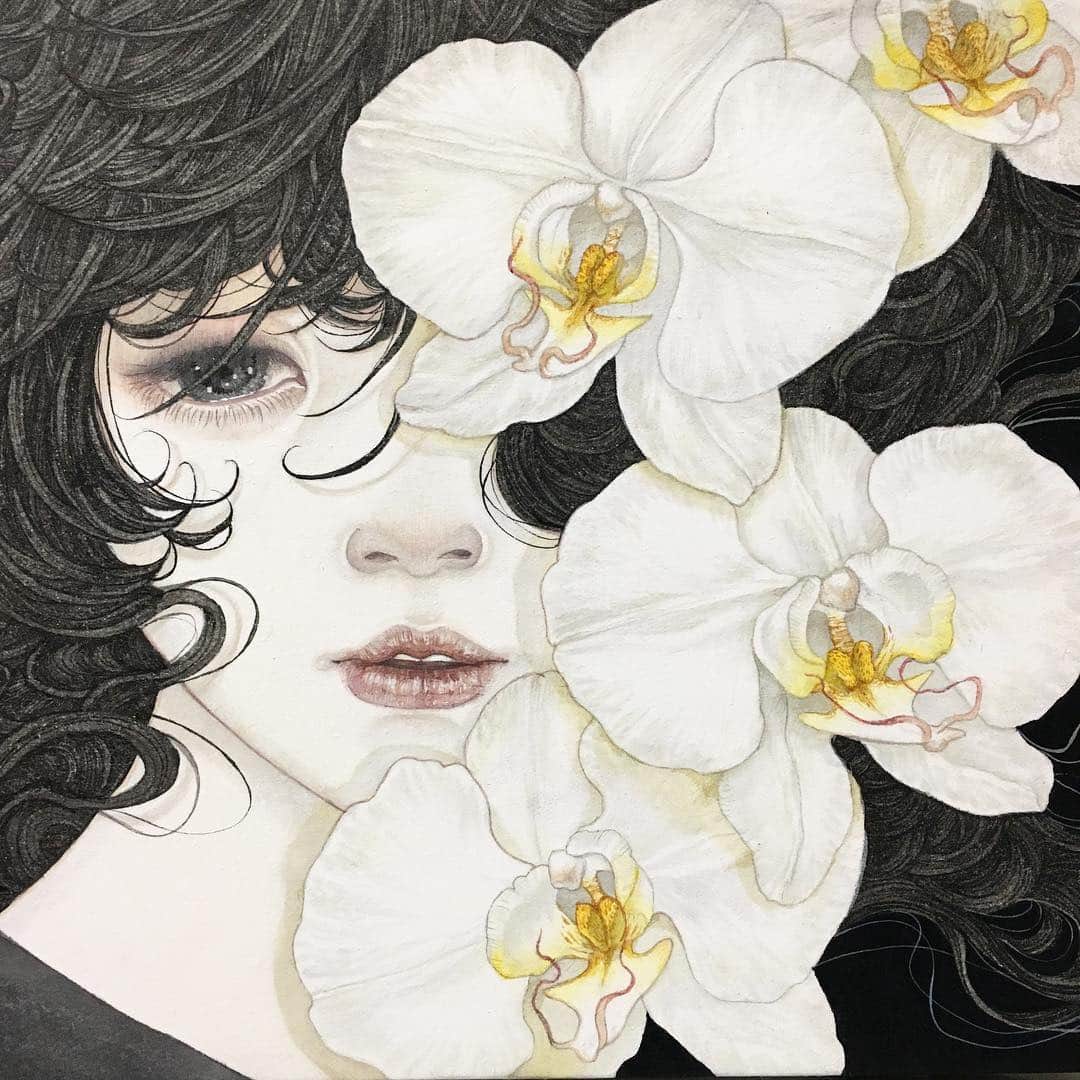 佐久間友香のインスタグラム：「detail 麻紙に墨、岩絵具、アクリル絵具 natural mineral pigments, Japanese ink ,acrylic paint on hemp paper  #illustration #art#japanesepainting#日本画#イラスト#アート#絵#胡蝶蘭」