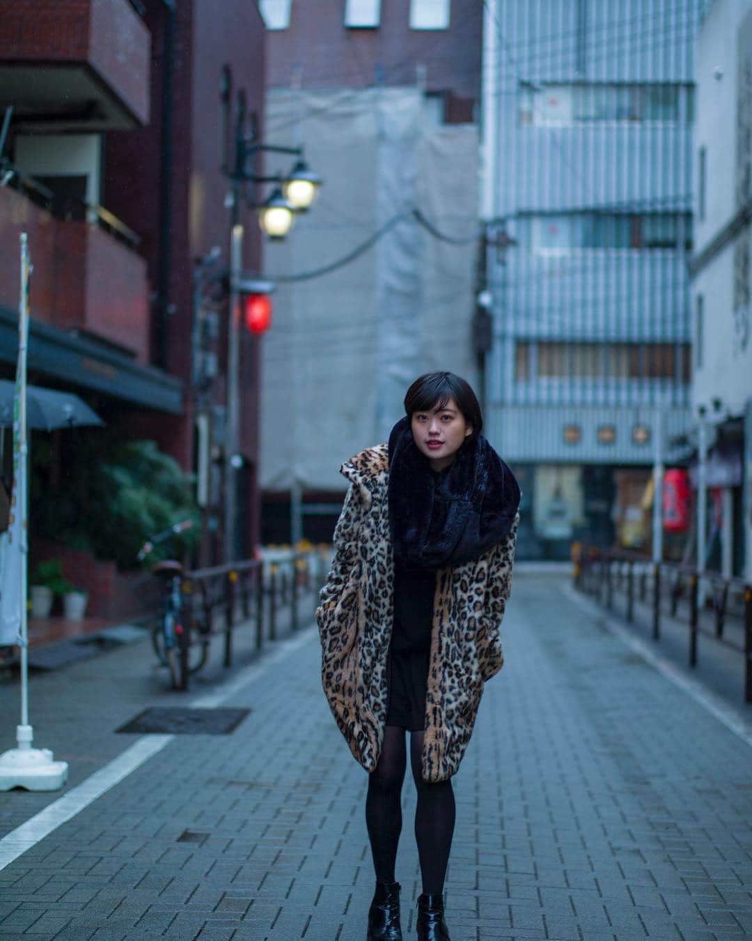 のインスタグラム：「3月17日。 冨手麻妙、24歳になりました。  このお仕事を始めてから9回目の誕生日を迎えました。  ここ最近思うのは、今とても幸せで、今の自分を一番愛せているなと。 毎日生きてて毎日キラメキがあって、たくさんの良い出逢いがあって、それでまた新しい目標や夢ができたりして。  表現者として、色々なことを日々吸収して、役者としてこんどは皆さんになにかを与えて、キラキラした人間になります。  いつも応援して下さってる皆さん、ありがとうございます。  これからも冨手はずんずん突き進んでいきます。進化し続けます。  皆さんついてきてね！  #birthday」