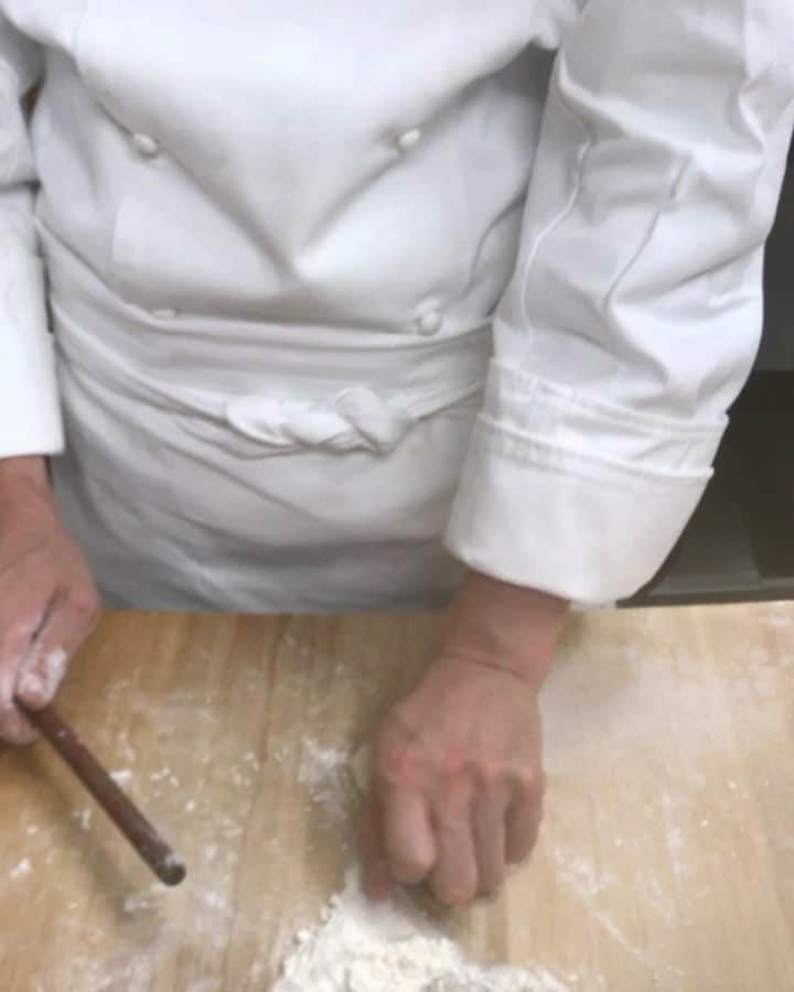 のインスタグラム：「ウェスティンホテル東京のキッチンを・・・のぞいてきました！😎 点心師、網野北斗は19歳の時から中国料理の修行に入り、すべて手作りにこだわるその姿勢は、龍天門シェフのかけがえのない存在となりました。 点心師が手がける小籠包を黒醋と生姜とともに、ぜひお召し上がりください！😋😋 Take a peek at The Westin Tokyo's kitchen!  Our expert dim sum chef Amino at Ryutenmon started his journey into the world of Chinese cuisine at the age of 19 – see how he skillfully folds a Xiaolongbao with all the beautiful layers! Don’t forget to order these succulent jewels next time you visit Ryutenmon. Special tips from Amino 👨‍🍳– enjoy with Zhenjiang vinegar and ginger slivers for best flavors.  #ウェスティンホテル東京 #小籠包 #WestinTokyo #dimsum  #ウェスティン #ホテル #東京 #恵比寿 #westinhotel #thewestintokyo #westin #hotel #tokyo #ebisu」