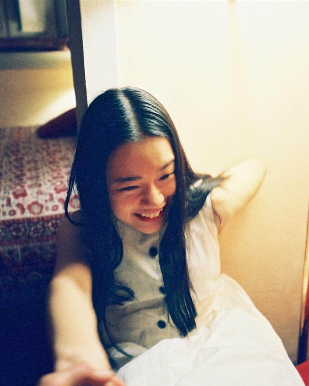 杉咲花のインスタグラム：「フィレンツェのホテルにて その2 壁とソファの間に座っていたら落ちそうになった瞬間。笑 ここのホテルに泊まりたい、と私のわがままを聞いてくださったスタッフさん方に感謝。ベッドからソファから、もうなにもかもが可愛い とても素敵な場所だった。 #ユートピア」