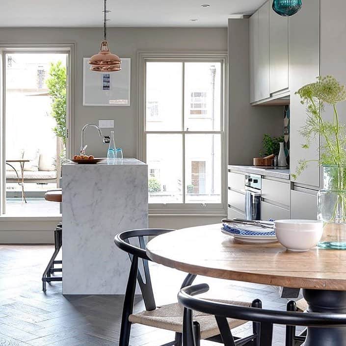 designersのインスタグラム：「photo by @thelistbyhouseandgarden さんのフォト 黒脚合わせのテーブルとYチェア。個性的なペンダントライトが リビングの雰囲気に活気づけるカラーリングになっています。  #Yチェア#ペンダントライト#インテリア小物#建築家#椅子#リフォーム#インテリア雑貨#リノベーション#注文住宅#ソファ#工務店#ラウンジ#インテリアデザイン#インテリア」