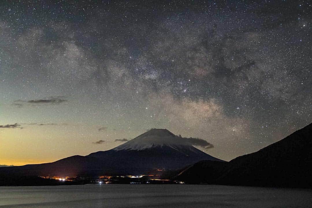 Atsushi Aizawaのインスタグラム：「1057 春の星空 . Yamanashi, Japan 山梨県 . #japanfocus #jp_gallery #instagramjapan #ig_japan #wu_japan #wu_asia #worldunion #theworldshotz #igersjp #team_jp_ #team_jp_東 #山梨県 #team_jp_skyart  #mtfuji #Japan #Yamanashi  #natureaddict Mt. Fuji Yamanashi, Japan #Lovers_Nippon #東京カメラ部#japan_night_view #japan_night_view_member #1xPicoftheDay #phos_japan #夜景ら部 #写真好きな人と繋がりたい #bestjapanpics #photo_shorttrip」
