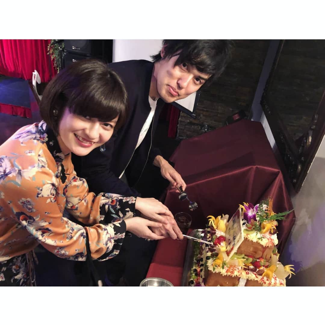 竹中夏海さんのインスタグラム写真 - (竹中夏海Instagram)「せきしろご夫妻の結婚披露イベントに参加させて頂きました🕊🕊 それぞれのせきしろさんとの出会いのお話も聞けてうれしかったなぁ。 せきしろさんはユーモア保健室の先生みたいだと思いました😌 せきしろさんも、奥さまのこともだいすきです。 ・ ・ ウェディングハニトーにどう切り込んでいいか分からず、ギース尾関さん（推し）にお願いしてみる ・ そこに手を添え共同作業 ・ ウェディングケーキをどう切り分けたらいいか分からずアイアム野田さん（推し）にお願いしてみる ・ そこに手を添え共同作業  #北見オニオンスープ」3月17日 15時28分 - tknkntm