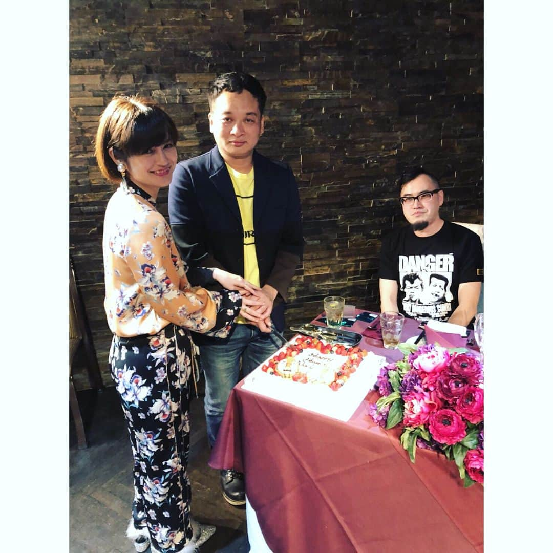 竹中夏海さんのインスタグラム写真 - (竹中夏海Instagram)「せきしろご夫妻の結婚披露イベントに参加させて頂きました🕊🕊 それぞれのせきしろさんとの出会いのお話も聞けてうれしかったなぁ。 せきしろさんはユーモア保健室の先生みたいだと思いました😌 せきしろさんも、奥さまのこともだいすきです。 ・ ・ ウェディングハニトーにどう切り込んでいいか分からず、ギース尾関さん（推し）にお願いしてみる ・ そこに手を添え共同作業 ・ ウェディングケーキをどう切り分けたらいいか分からずアイアム野田さん（推し）にお願いしてみる ・ そこに手を添え共同作業  #北見オニオンスープ」3月17日 15時28分 - tknkntm