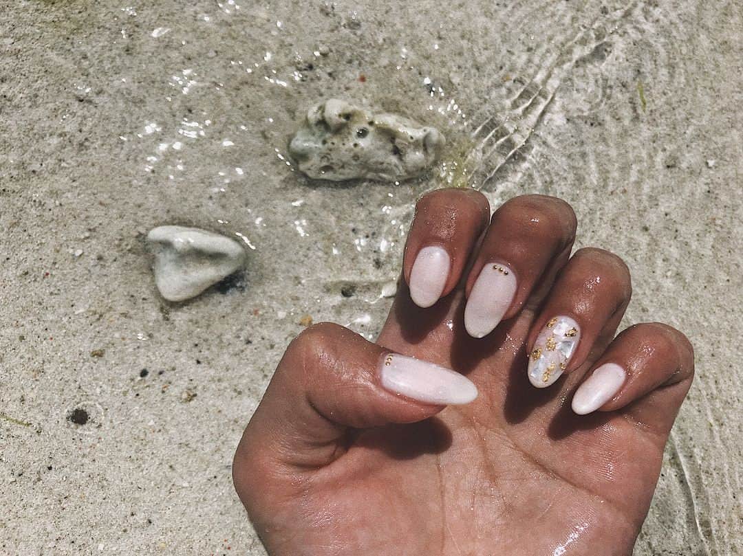 三浦絵里香のインスタグラム：「New Nail💅🐚 . . . #Backpacker #Alone #love #me #follow #l4l #happy #swag #girl #edm #edmgirl #artiste #model #22 #dj #ELIY  #えりぃ #三浦絵里香」