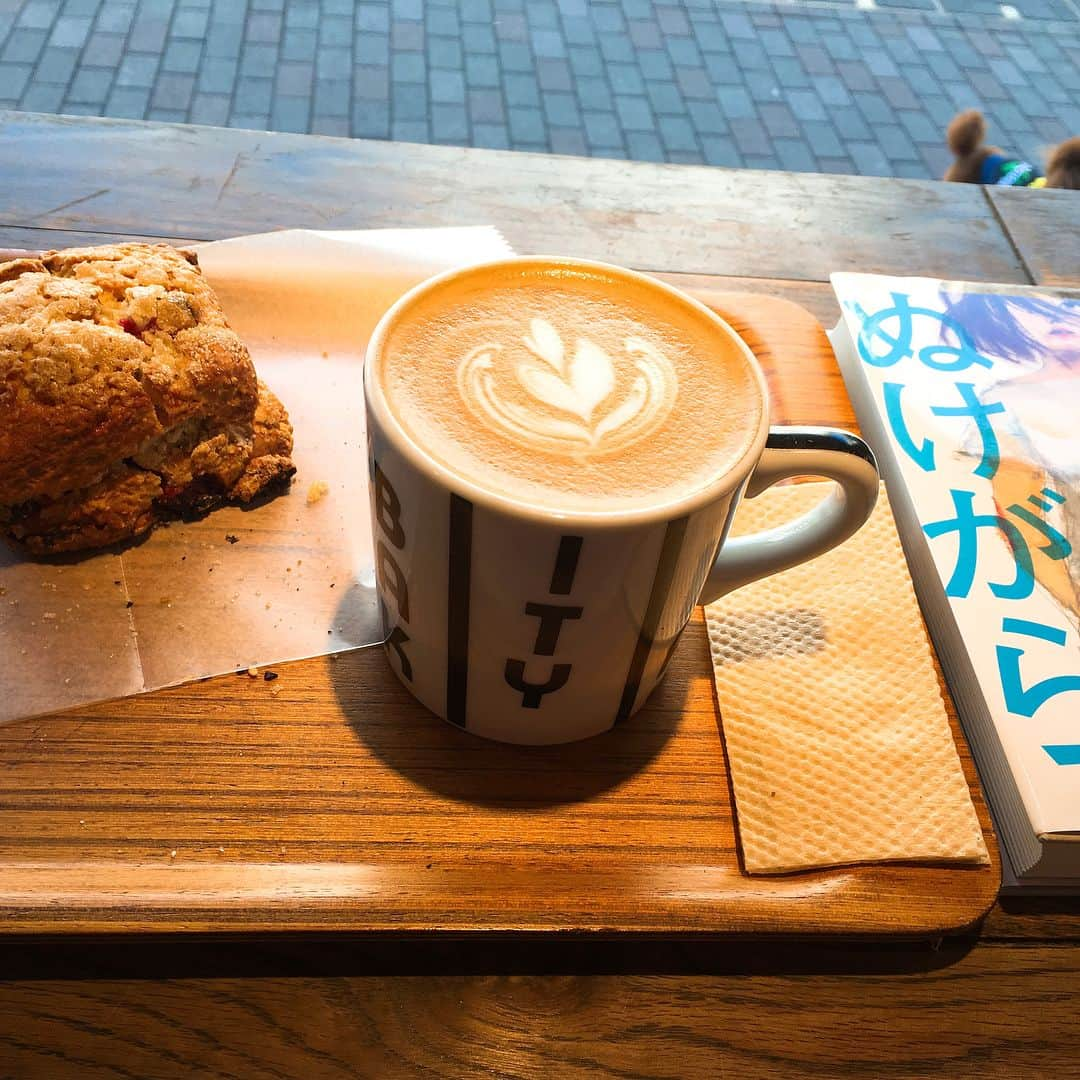 竹内由恵さんのインスタグラム写真 - (竹内由恵Instagram)「今日は久々のお休み。カフェで読書して過ごしてます✨あー、こんな過ごし方あったな、、っていうくらい最近はお仕事が立て込んでいたので、ちょっと新鮮な時間です。」3月17日 15時27分 - yoshie0takeuchi