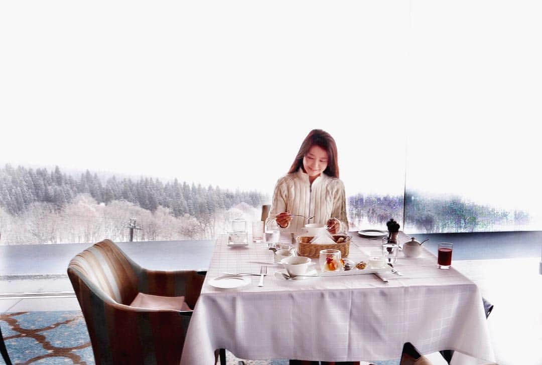 大桃美代子さんのインスタグラム写真 - (大桃美代子Instagram)「前の続きです。  外は寒いので、ちゃんと中に入りましたよ。  雪国のモノトーンは幻想的。  パンも美味しい。  ゆっくりした時間に感謝です。  #hotel #goodmorning #luxuryhotels #akakura #ig_japan #niigata #新潟#赤倉観光ホテル #赤倉温泉スキー場 #温泉#jalan_asobi #tabi_jyo #おとな旅 #아카쿠라관광호텔#여행스타그램 #여행」3月17日 17時34分 - miyoko_omomo