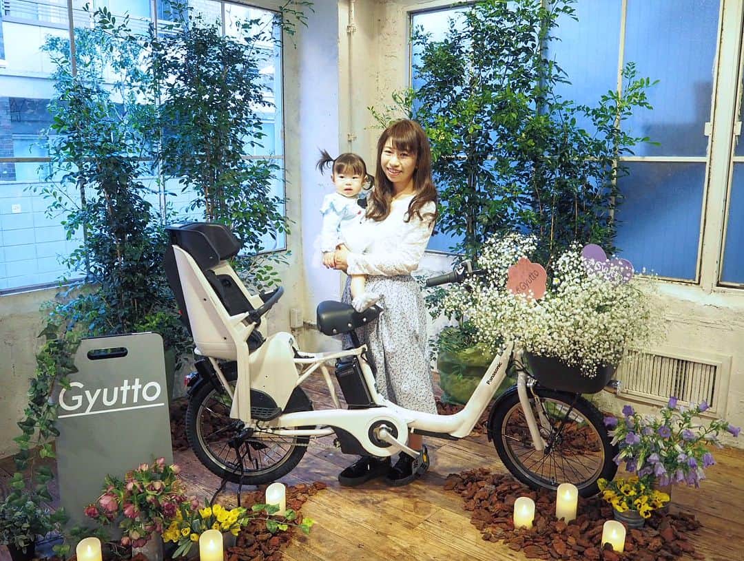 のインスタグラム：「✴︎ Gyutto🚲✨ . 展示会で出会った #Gyutto 🚲✨ 実際に見てみたら このホワイト具合がめちゃくちゃオシャレ✨ こんなに可愛い #ママチャリ あるんですね😍 そして娘ちゃんもちゃっかり お座りしてみてデビュー💗✨ ちなみに1歳から使えるそうです👧 . #キーレス 機能が付いていて 鍵をバッグに入れていても ロックを解除してくれるから 子供がいてもスムーズに使えるんだって👏 #ママ思い にきゅん😭🚲💗✨✨ . こういうオシャレな 電動自転車デビューしたいな🚲💐 #子育てママ の 良きパートナーになってくれそう💕 . #Panasonic #パナソニック #ママチャリ #ギュットアニーズ #チャイルドシート #電動自転車 #電車アシスト自転車 #子乗せ #ワンタッチ開錠 #ワンタッチベルト調整 #子育て #panasonicbike #bicycle #EDISTCLOSET #edistkids #エディストクローゼット #エディクロ #展示会 #2018SS」