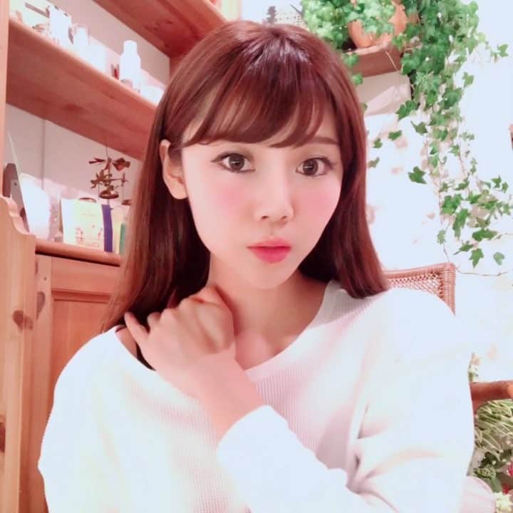 庄子智愉のインスタグラム：「✨⏱ 10秒小顔 🙌🏻✨ -2本指で下アゴすっきり✌🏻編- . (1)にぎりピースを作り、手と反対側の下顎骨をはさむ (2)アゴの先端から耳下に向けてリンパを流す (3)耳下をほぐし、首筋から下に流す ※お肉を引っぱるのではなく老廃物を流してあげるイメージで☺︎💭 . 特に首が前に出やすいと感じる方は、下アゴのラインに老廃物やコリが溜まりやすいので、ぜひ流してあげてください:)💛つづく。 . #10秒小顔 #kogaoin10seconds #下顎 #二重アゴ #歪み #スマホ首 #くいしばり #むくみ #エラ #エラ張り #セルフケア #きれいになりたい #代謝UP #小顔矯正 #頭蓋骨矯正 #newmyu #麻布十番」