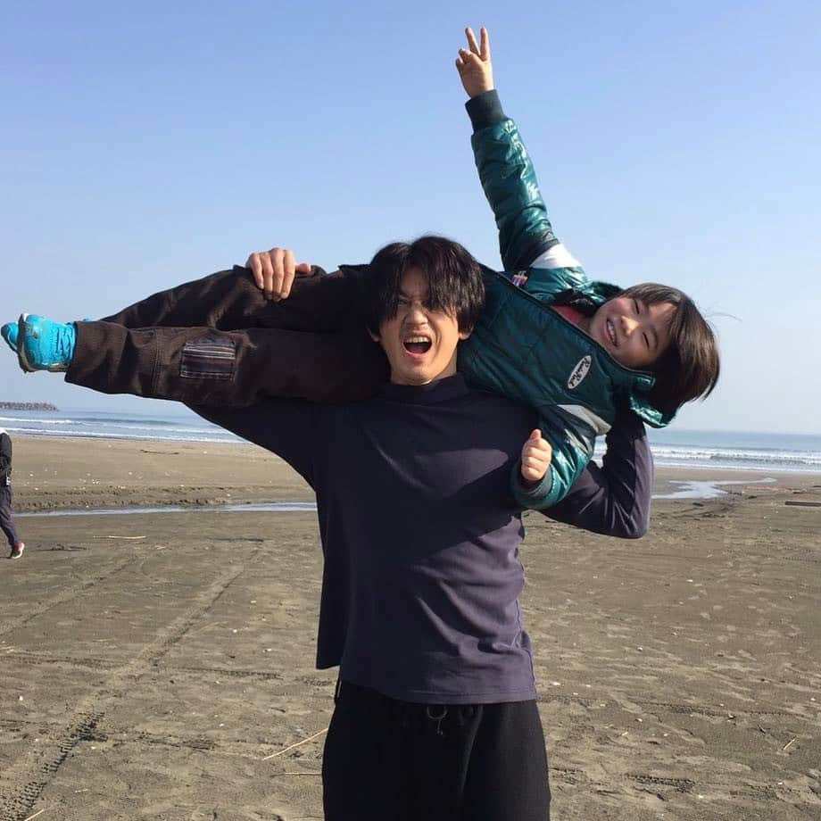 日本テレビ「anone」のインスタグラム：「中世古と陽人の仲良しツーショット☺️こーみえて陽人、かなり喜んでます😁カメラ回ってないとこでもおしゃべりしてるかわいい二人です⭐️ #anone #あのね #日テレ #水ドラ #最終回 #瑛太 #守永伊吹 #最終回の大事なシーン #知られざる中世古の過去が明らかに #陽人にも意外な展開が #誰もが予想しない感じかも #瑛太さんの写真写りの9割変顔 #それでもカッコイイ」