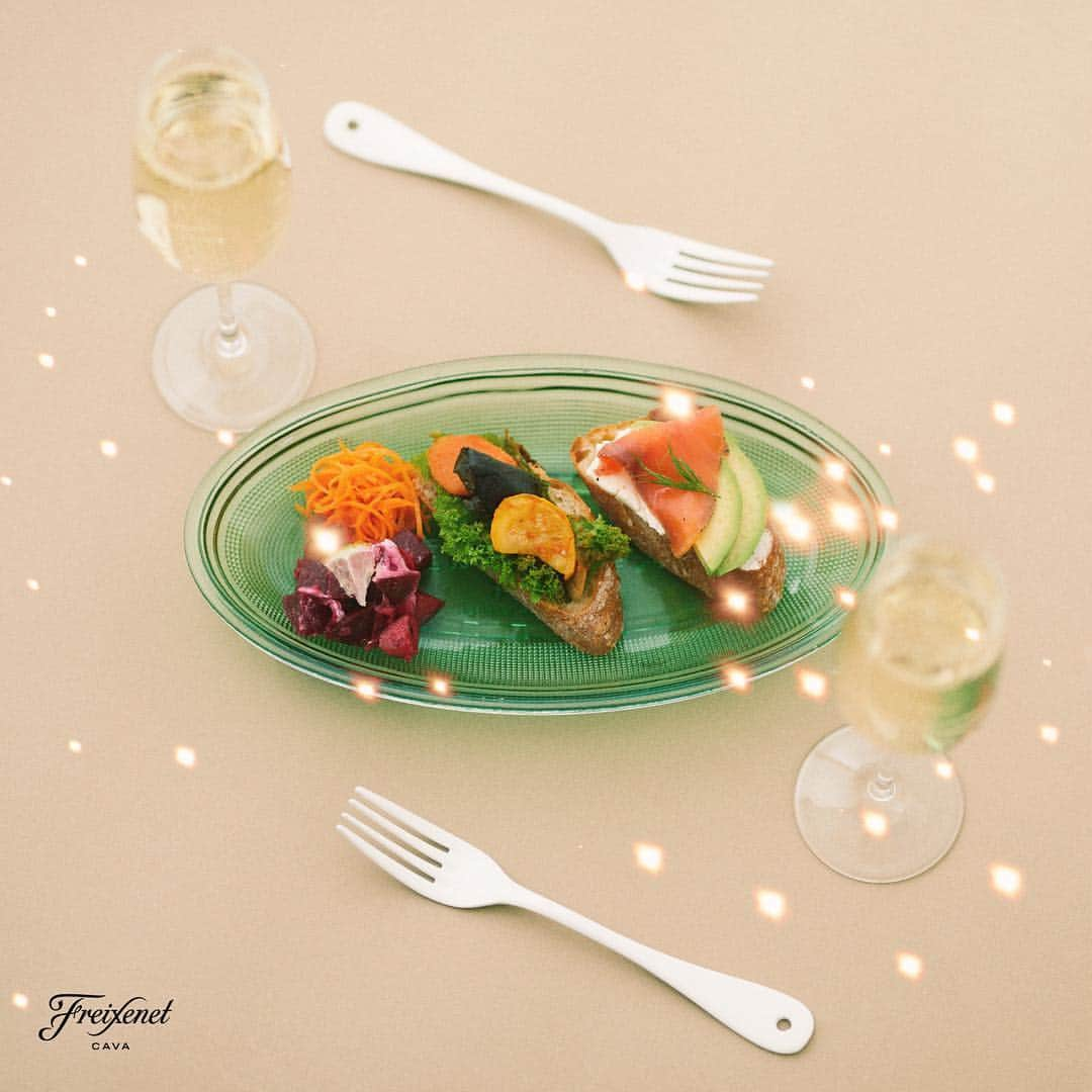 Freixenet フレシネ公式のインスタグラム：「小学校の友達とSNSでつながってランチ。 幼い頃の友達って、20年ぶりでも盛り上がれるから不思議。 再会できた運命にかんぱーい！ . #フレシネ #今日なに祝おう #freixenet #幼馴染　#再会　#ランチ #カヴァ　#スパークリング　#スパークリングワイン」