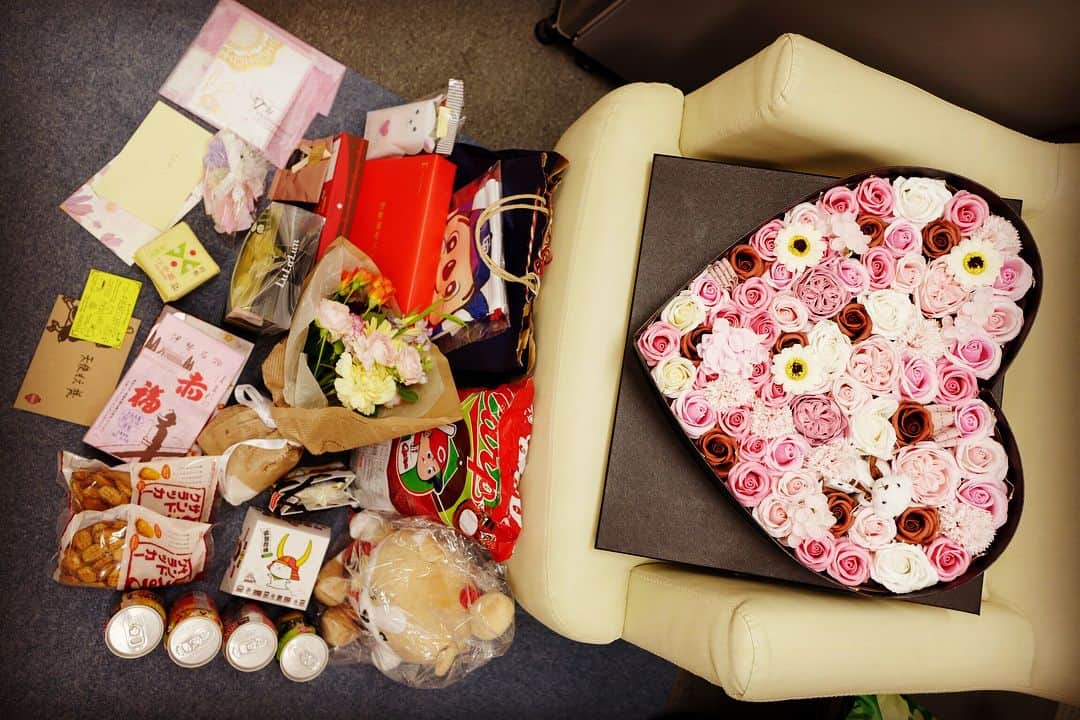 天使もえさんのインスタグラム写真 - (天使もえInstagram)「一足早い春。  沢山のプレゼントもありがとうございました！明日は静岡🍵  #spring #さくら #cherryblossom #flower #柳橋」3月17日 23時04分 - amatsuka.moe