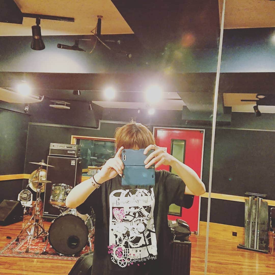 亜沙さんのインスタグラム写真 - (亜沙Instagram)「そういえば新しいTシャツはこんな感じです。」3月17日 23時09分 - asa.bassist