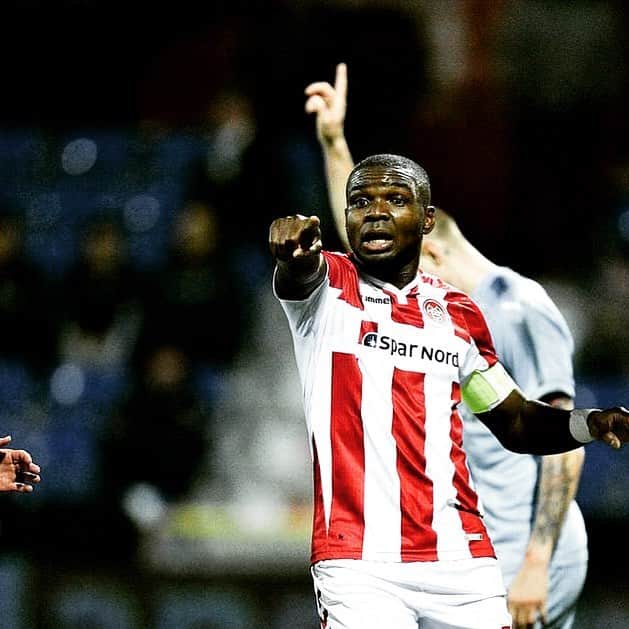 ヨレス・オコレのインスタグラム：「When sunday is just around the corner and you can’t wait #jo5 #AaB #sldk #blessed」