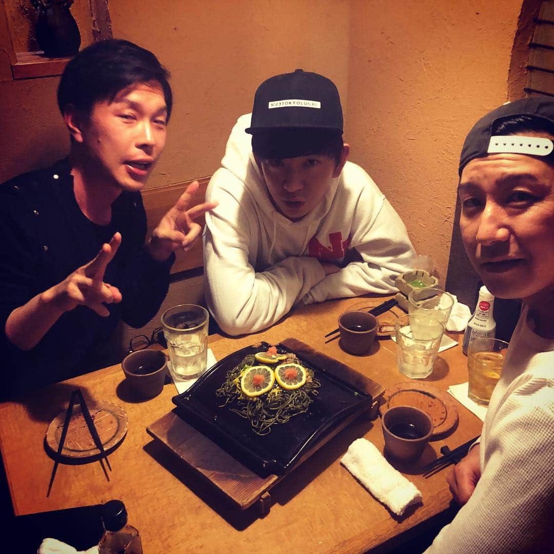 長田庄平のインスタグラム：「ライブの打ち合わせ兼飯 #開始1分で岩井と口論 #変な顔のやつ載せる #少し空いた夜は #4月4日20時から #パンサー向井 #ハライチ岩井 #チョコレートプラネット長田」
