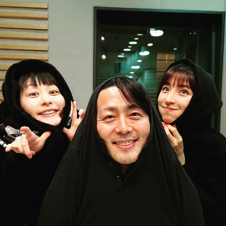 篠田麻里子さんのインスタグラム写真 - (篠田麻里子Instagram)「仲良しもじもじトリオ📻お疲れ様でした！！ #タクフェス#笑う巨塔」3月17日 23時42分 - shinodamariko3