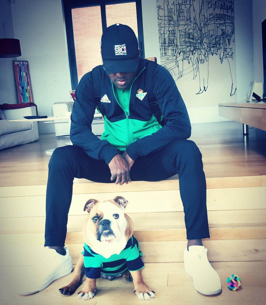 ジョエル・キャンベルのインスタグラム：「Día de betis 💚💚💚 king👑🐶 es otro betico más... #vamooos #mushobetis #JC12」