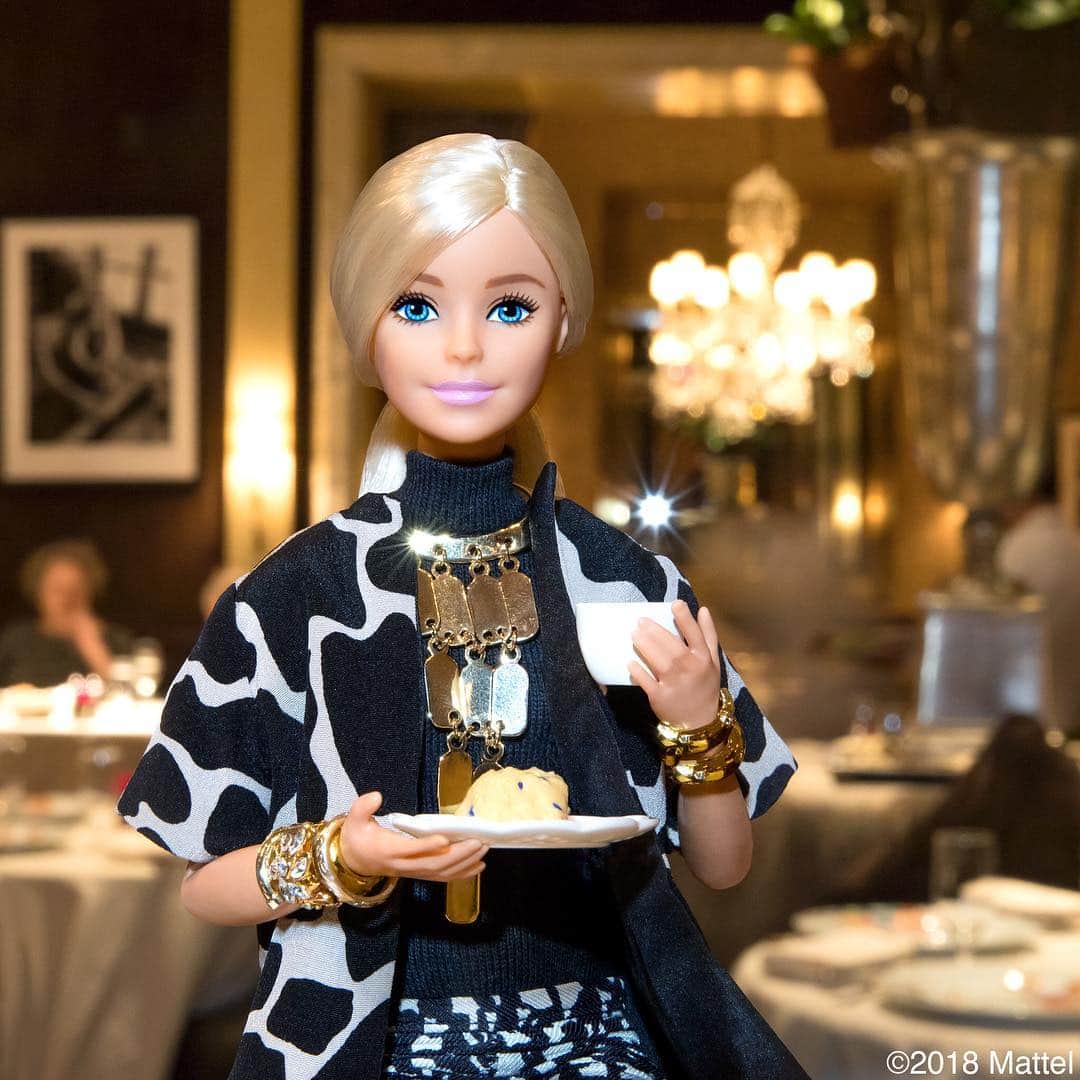 バービーさんのインスタグラム写真 - (バービーInstagram)「Tea at @TheCarlyleHotel is one of New York’s great hidden gems. Thank you @iris.apfel for all of your sage advice on living such a fashionable life! 🍵 #barbie #barbiestyle」3月18日 6時14分 - barbiestyle
