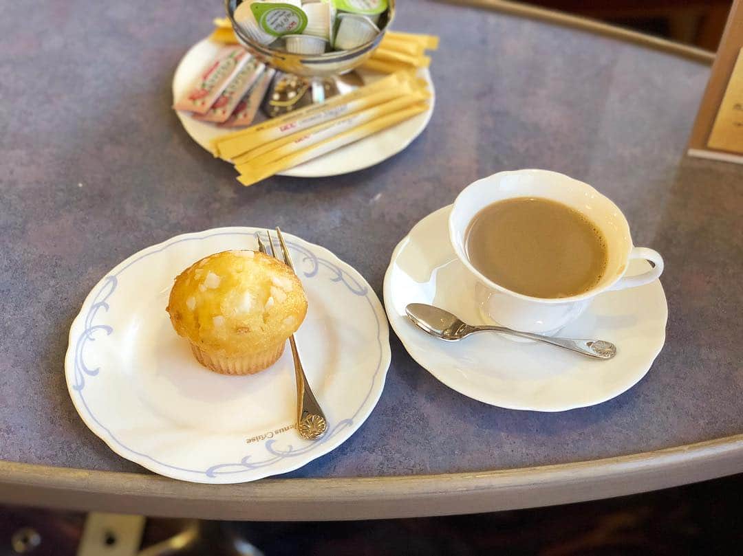 長富彩さんのインスタグラム写真 - (長富彩Instagram)「アーリーモーニングカフェに来てみた^_^このあと朝食もあるんですが笑っ… 海に朝日が浮かんで来ました。 優雅だなあ。  #ぱしふぃっくびいなす #船旅 #trip #cafe」3月18日 6時34分 - nagatomiaya