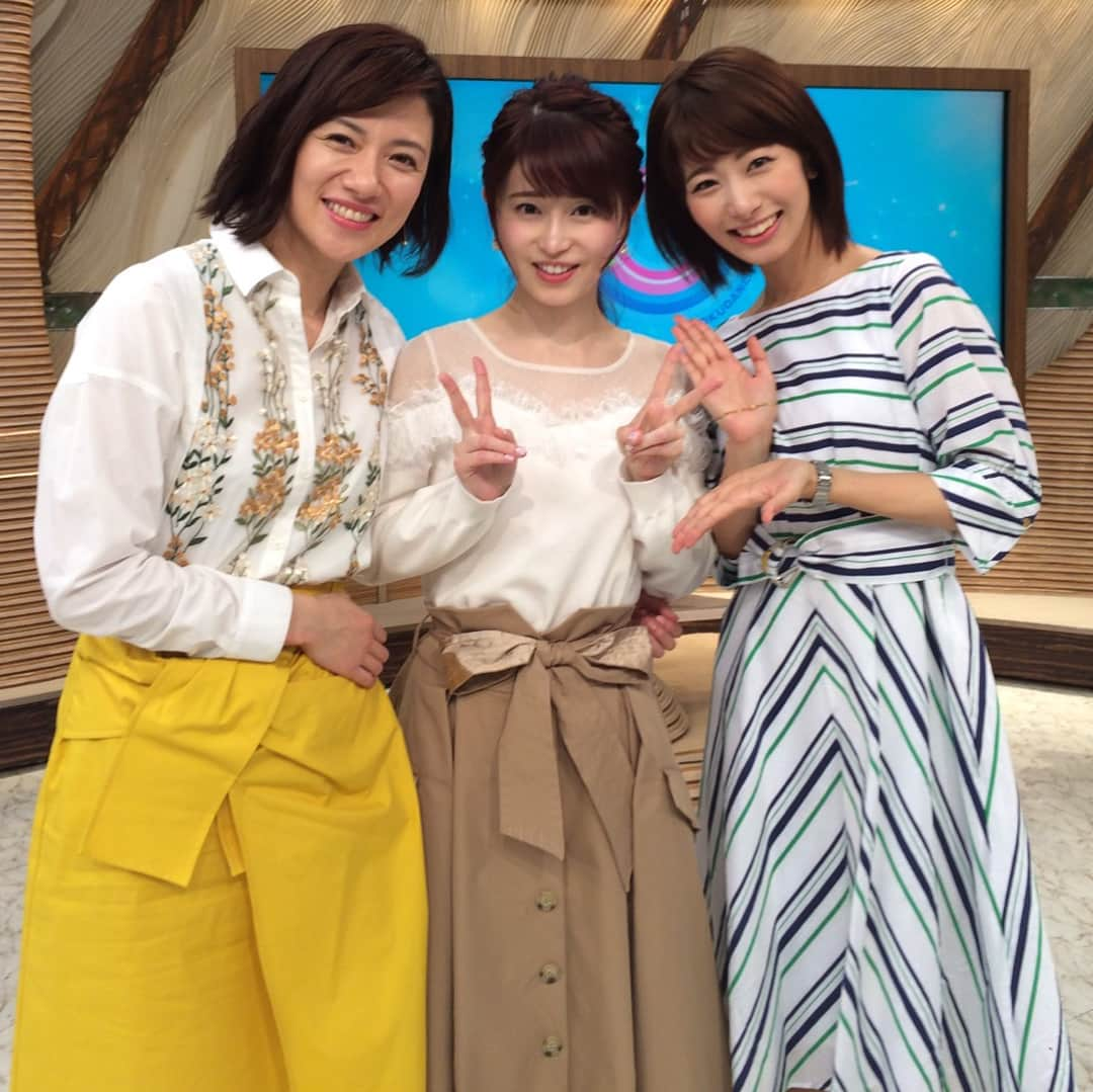 海老原優香さんのインスタグラム写真 - (海老原優香Instagram)「3人とも春らしい衣装でした🌸 先日、夜ご飯をご一緒させていただいた バイオリニストの岡部さんと、梅津さん😍 ＊ いつも美白で、間近で見ても綺麗な岡部さんによると、 韓国コスメがオススメなのだそうです☺︎ ＊ #岡部磨知 さん#🎻 #梅津アナ #とくダネ #春コーデ」3月18日 7時00分 - ebioffi