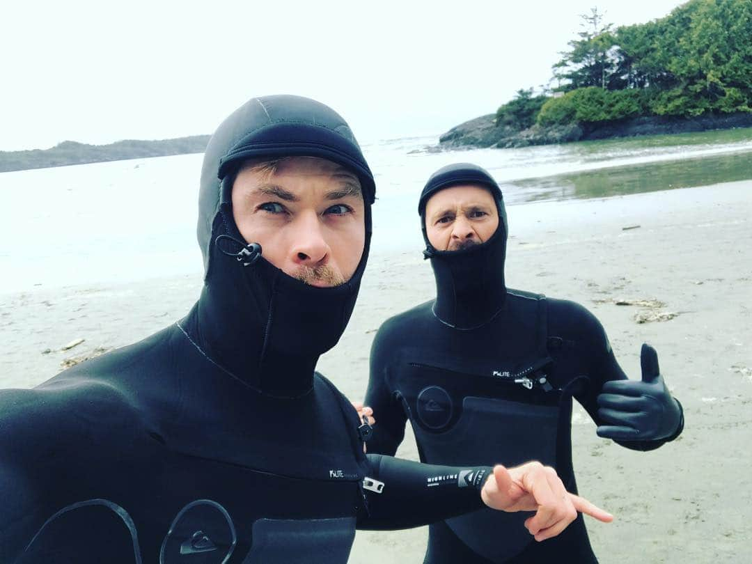 クリス・ヘムズワースさんのインスタグラム写真 - (クリス・ヘムズワースInstagram)「Not sure if we’re robbing banks or surfing but it’s damn cold in Canada 🇨🇦 well worth it though , what a beautiful place !! @azzagrist」3月18日 7時55分 - chrishemsworth