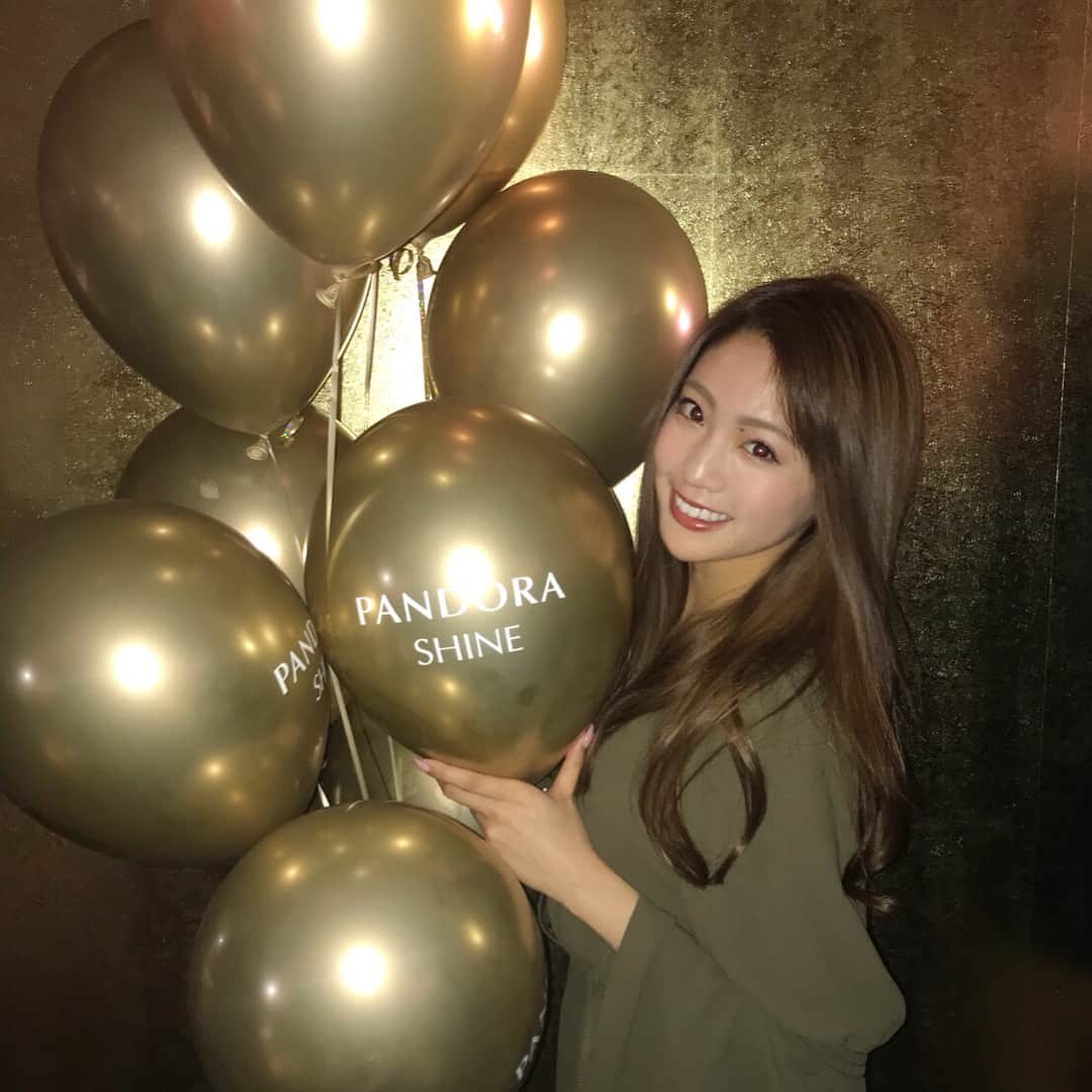 志田友美（ゆうみん）のインスタグラム：「. ㅤㅤㅤㅤㅤㅤㅤㅤㅤㅤㅤㅤㅤ ____PANDORA💍____ ㅤㅤㅤㅤㅤㅤㅤㅤㅤㅤㅤㅤㅤ . ㅤㅤㅤㅤㅤㅤㅤㅤㅤㅤㅤㅤㅤ PANDORA SHINE LAUNCH PARTYに行ってきたよ♡ 15日から発売したPANDORA SHINE COLLECTIONは蜂がモチーフで女王蜂がデザインされてたり🐝 モダンでスタイリッシュ、ゴールドのデザインの商品がたくさん！ かわいかった〜〜🐝🍯 ㅤㅤㅤㅤㅤㅤㅤㅤㅤㅤㅤㅤㅤ . #PANDORAShine #パンドラシャイン #PR @theofficialpandora」