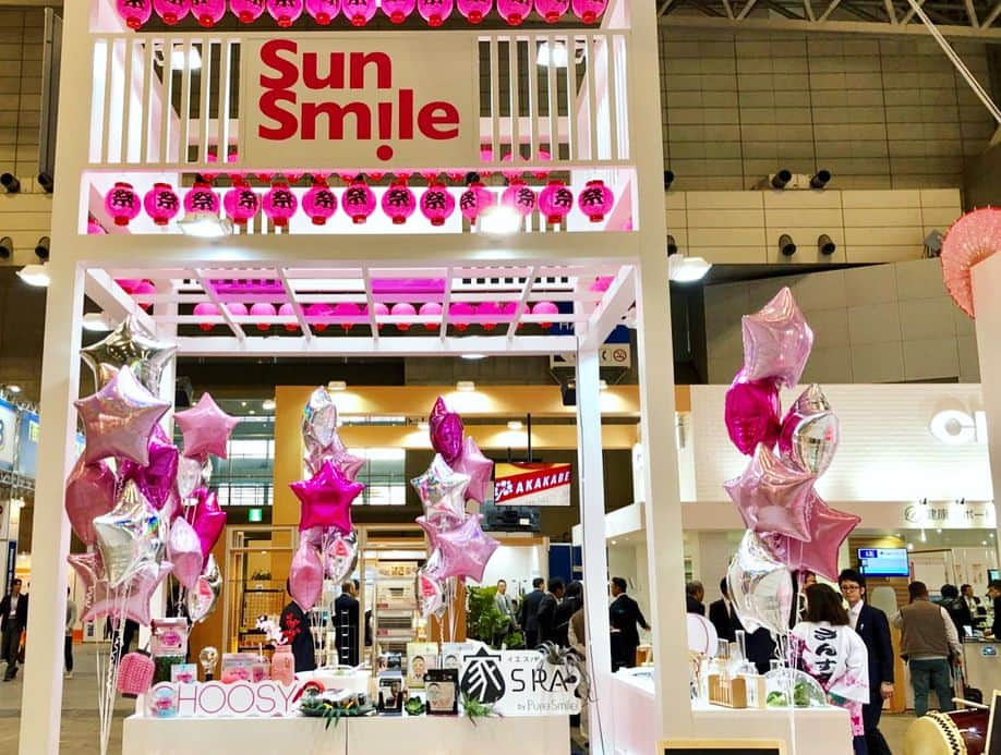 のインスタグラム：「. おはようございます☀ サンスマイルは3/15〜3/18まで 幕張メッセでドラッグストアーショーの出店をしております😌💕💕 . 豪華なお土産も沢山用意しております☺️👌🏻 . 本日最終日となりますので 皆様、是非お越しくださいませ❤️ . #サンスマイル #ドラッグストア #ドラッグストアーショー #イベント #幕張メッセ #お祭り #美容 #sunsmile #puresmile #choosy」