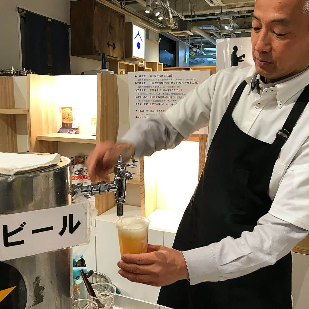 Haisai Chample Beer Festivalのインスタグラム：「広島から重富さんがきーたー！！！ 昭和サーバーで注がれたサッポロビール🍺 . 1杯目、2杯目、3杯目…と飲み口が異なる面白さ😄 4ヶ月ぶりにまた飲むことができて幸せでした( ´∀｀) .  #ビール #サッポロビール #ビールスタンド重富 #スイングカラン #昭和サーバー #ビール好き #ビール党 #ビール女子 #ビアスタグラム #飲酒タグラム #駄菓子 #ブロイラー #beer #beerstagram #ilovebeer #akihabara #tokyo #秋葉原 #東京 #ちゃばら秋葉原 #酔い週末」