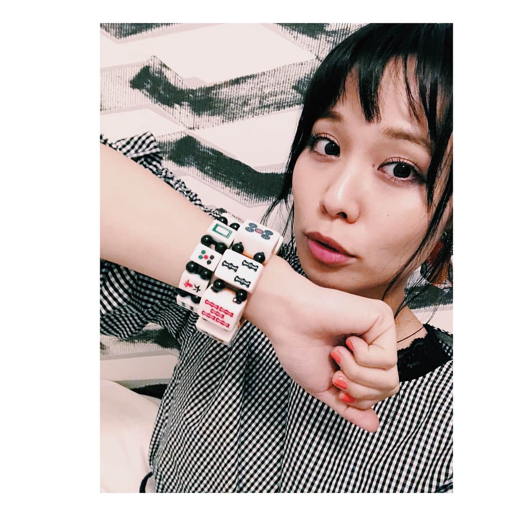 MAIKO さんのインスタグラム写真 - (MAIKO Instagram)「✩ ✩ ヤバイ😂 ファンの方から麻雀牌ブレスレット頂きました🀄️👐✨ ✩ ✩ ウーピー・ゴールドバーグさんとお揃っぴ💓笑 ✩ ✩ #天使にラブソングを #ウーピーゴールドバーグ  #同じゴリラ系統の顔として尊敬してる🦍🍌 #あ、大阪向かってます🚗」3月18日 10時55分 - maiko_oops