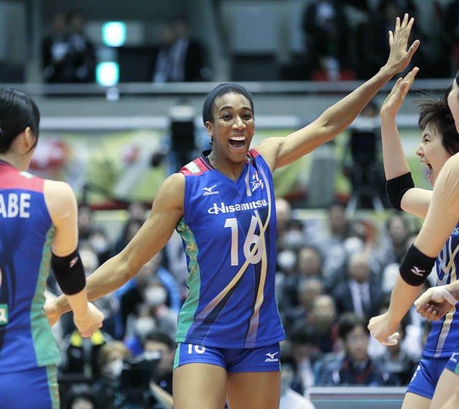 のインスタグラム：「C H A M P I O N S ! I love this group so dearly and I‘m extremely honored to have been a part of this season’s journey. The BIGGEST thanks to my teammates, coaches, and staff for welcoming me into the Hisamitsu Springs family. This season flew by, and it’s clearly because I was having a fantastic experience!! Thanks to our fans for all of your support! 🏐🏆🥇🙌🏾 #hisamitsusprings #vleague #volleyball #champions」