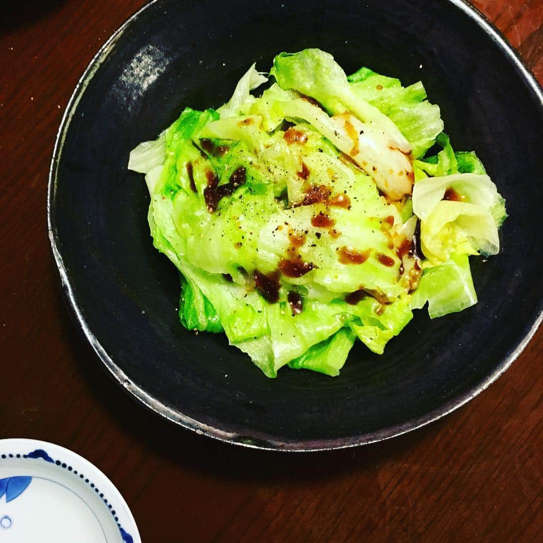 志摩有子さんのインスタグラム写真 - (志摩有子Instagram)「レタスの湯引き。オイスターソースに醤油を少々、黒胡椒ガリガリ。茹でるお湯には塩と太白胡麻油をひとたらし。 #レタスの湯引き #中華副菜」3月18日 22時52分 - ariko418