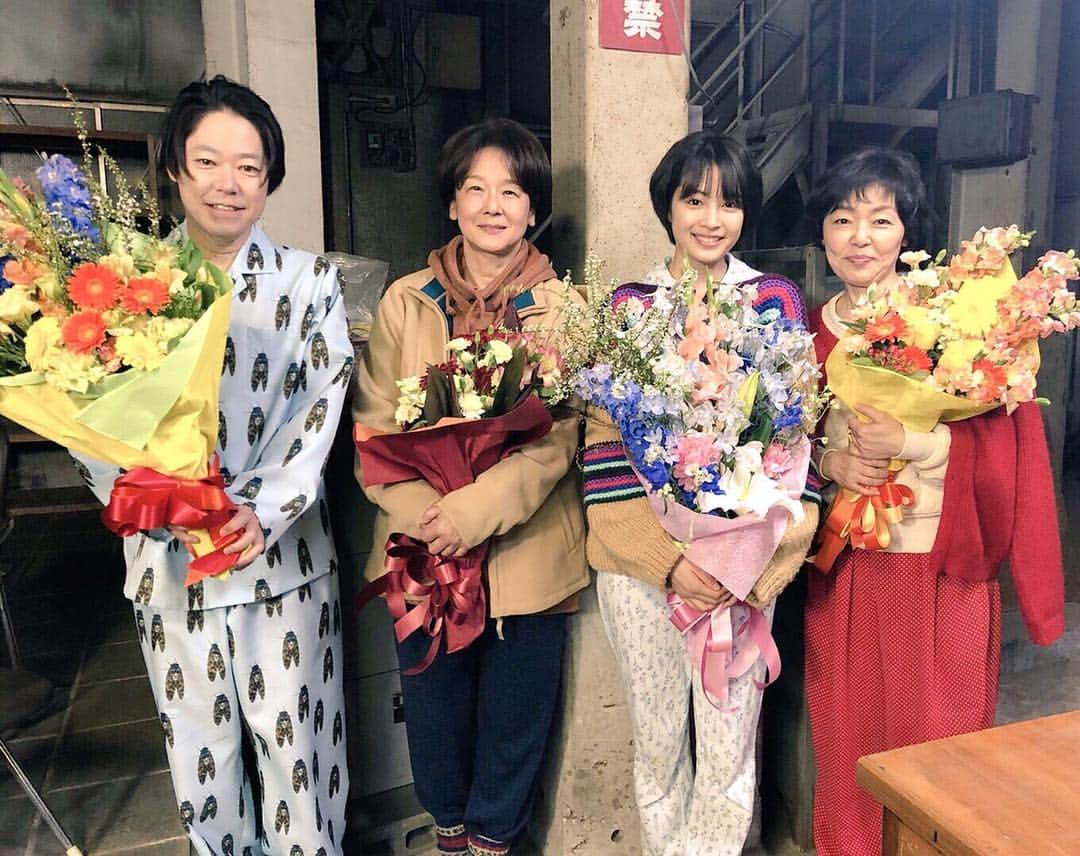 広瀬すずさんのインスタグラム写真 - (広瀬すずInstagram)「anoneクランクアップ。 こんなにお芝居が楽しくて楽しくて仕方ない現場は初めてでした。すごい現場だった。多分ハリカが別の方だったら絶対嫉妬してた笑。それくらい、ハリカという役とanoneという作品に出会えて本当に、本当に幸せです。 最初はドキドキしてたのに、気付いたら私も皆さんの事が大好きで大好きでいますぐにでもあいたいんです。 私にとって、すごく特別な作品になりました。 #最終回は21日だよ見てね #anone #家族」3月18日 23時17分 - suzu.hirose.official