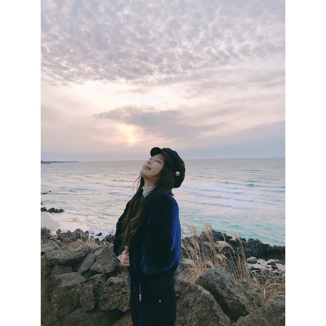 BLACKPINKさんのインスタグラム写真 - (BLACKPINKInstagram)「#BLACKPINK#JENNIE#JEJU#NINICAM#FILM#GOODBYE#BPHOUSE#안녕#블하  소중한 100일의 시간 , 고마워요 🌸 jeju was a beautiful place  had a very memorable 100 days in our pretty pretty pink house 💕 bye bye and see you again 🤘🏻」3月18日 17時33分 - blackpinkofficial