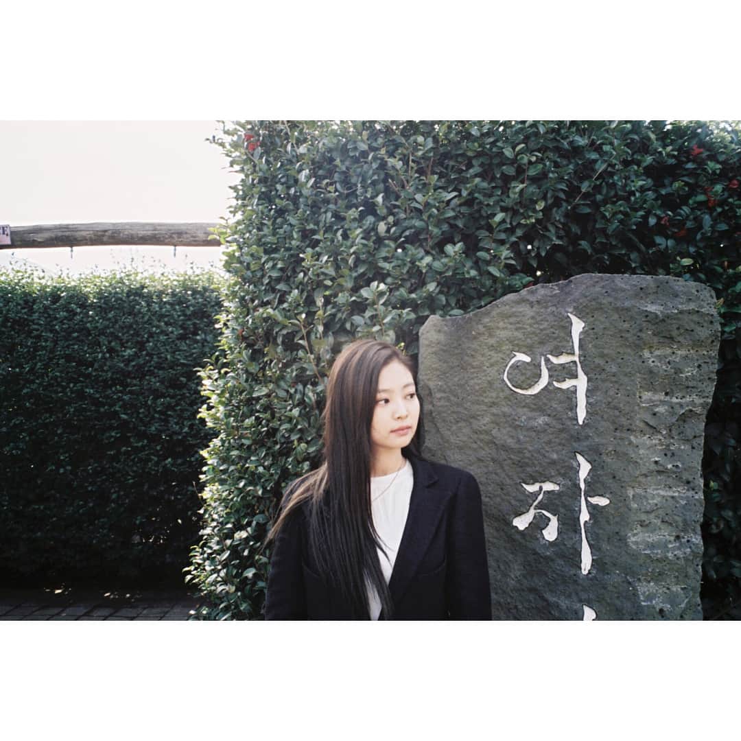 BLACKPINKさんのインスタグラム写真 - (BLACKPINKInstagram)「#BLACKPINK#JENNIE#JEJU#NINICAM#FILM#GOODBYE#BPHOUSE#안녕#블하  소중한 100일의 시간 , 고마워요 🌸 jeju was a beautiful place  had a very memorable 100 days in our pretty pretty pink house 💕 bye bye and see you again 🤘🏻」3月18日 17時33分 - blackpinkofficial