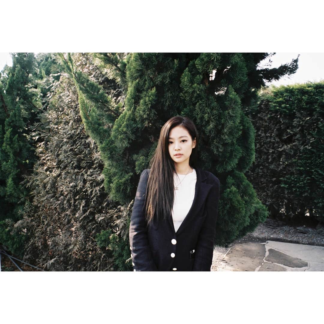 BLACKPINKさんのインスタグラム写真 - (BLACKPINKInstagram)「#BLACKPINK#JENNIE#JEJU#NINICAM#FILM#GOODBYE#BPHOUSE#안녕#블하  소중한 100일의 시간 , 고마워요 🌸 jeju was a beautiful place  had a very memorable 100 days in our pretty pretty pink house 💕 bye bye and see you again 🤘🏻」3月18日 17時33分 - blackpinkofficial