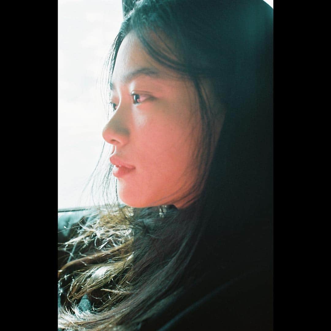 杉咲花のインスタグラム：「これは、どのときの写真だっけ。。 なんだか自分じゃないみたいな、自分でも見たことのない顔をしていて、初めて見たときはちょっとびっくりした。 イタリアの街と、くまこさんとの距離感が、 こんな私を引き出してくれた。嬉しいな。。 #ユートピア」