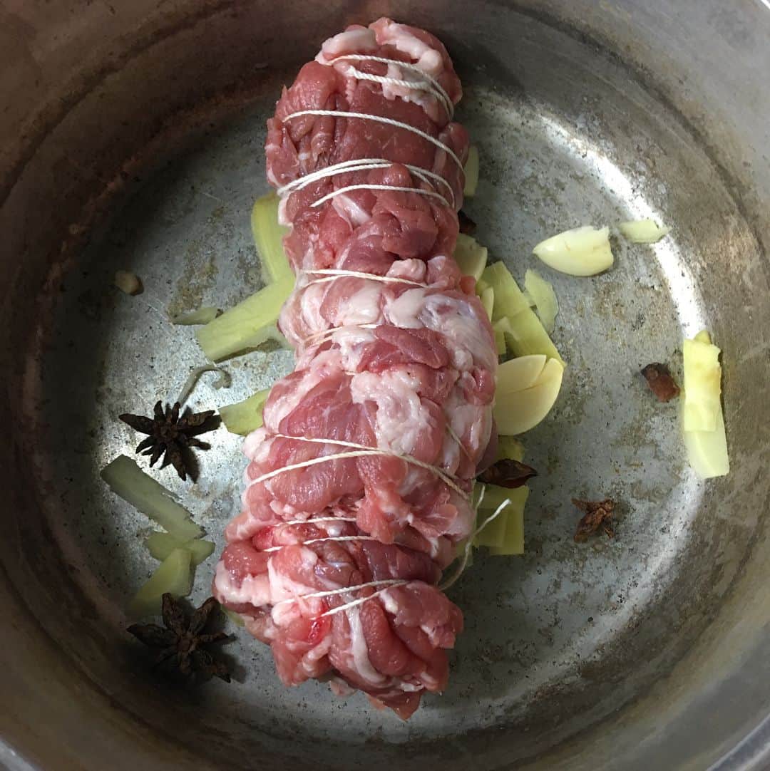 北原徹さんのインスタグラム写真 - (北原徹Instagram)「以前からつくってみたかった、切り落とし肉のチャーシュー。はからずも焦げたので、焼き豚に。」3月18日 18時40分 - torukitahara