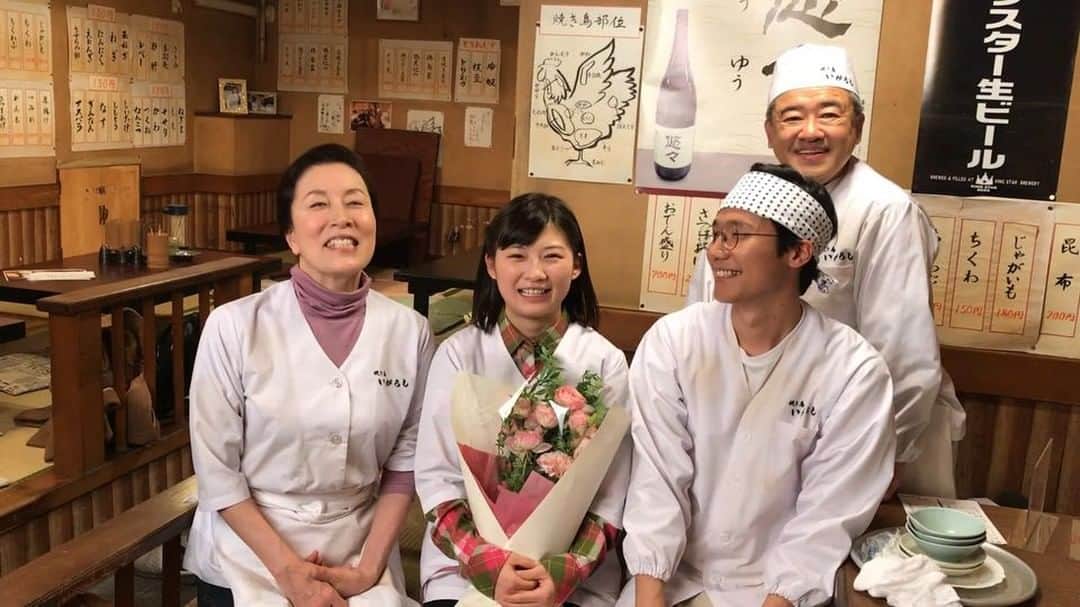 フジテレビ「隣の家族は青く見える」のインスタグラム：「. ‪焼き鳥屋「いがらし」の皆さん、クランクアップです‼️✨‬ いがらしの現場はいつも本当に明るくて、 元気いっぱいでした😁💨 #高畑淳子 さん #春海四方 さん #伊藤沙莉 さん ‪#前原滉 さん‬ 3ヶ月間、ありがとうございました‼️ . 隣の家族は青く見える 最終回まであと4日です🏡 . #隣の家族は青く見える #となかぞ #最終回まであと4日 #3月22日放送」