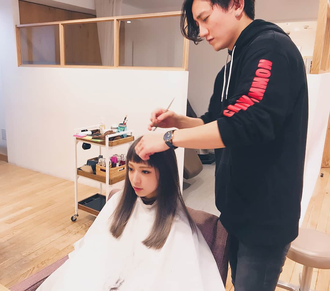 のインスタグラム：「前髪だけ切ってほしくて頼んだのに 他のところも切らないと 顔が小さく見えないよと言われ、大人しく従うの図🤷‍♀️ ㅤㅤㅤ #女子は小顔に見えるというフレーズに弱い #どこを切っているんだい @hodaka #ほだかっと」