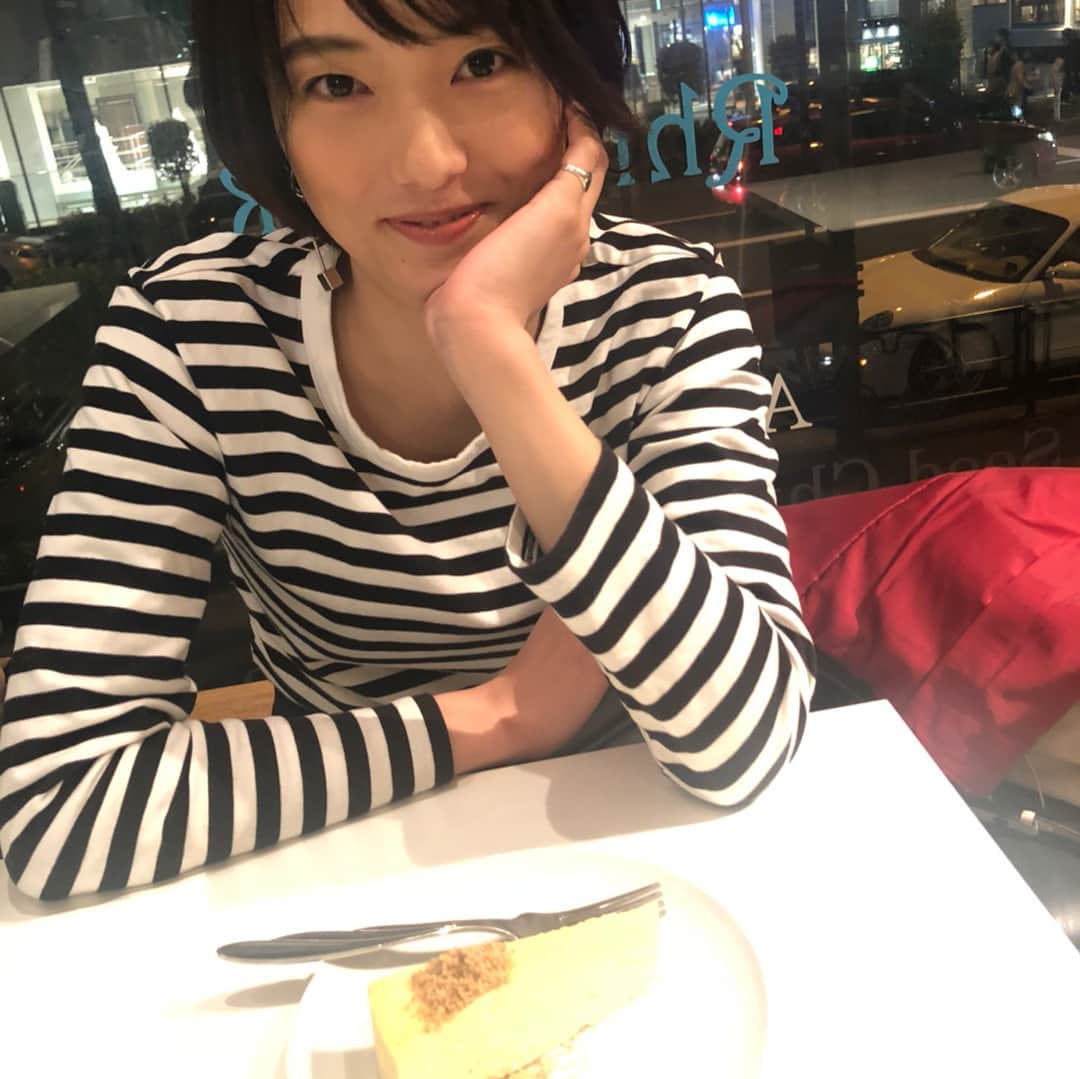 小貫智恵さんのインスタグラム写真 - (小貫智恵Instagram)「ぽちさんに癒された日曜日。 ビールとチーズケーキを食べました。 リフレッシュ。  明日からまたがんばる٩( ᐛ )و」3月18日 20時18分 - chie_0704