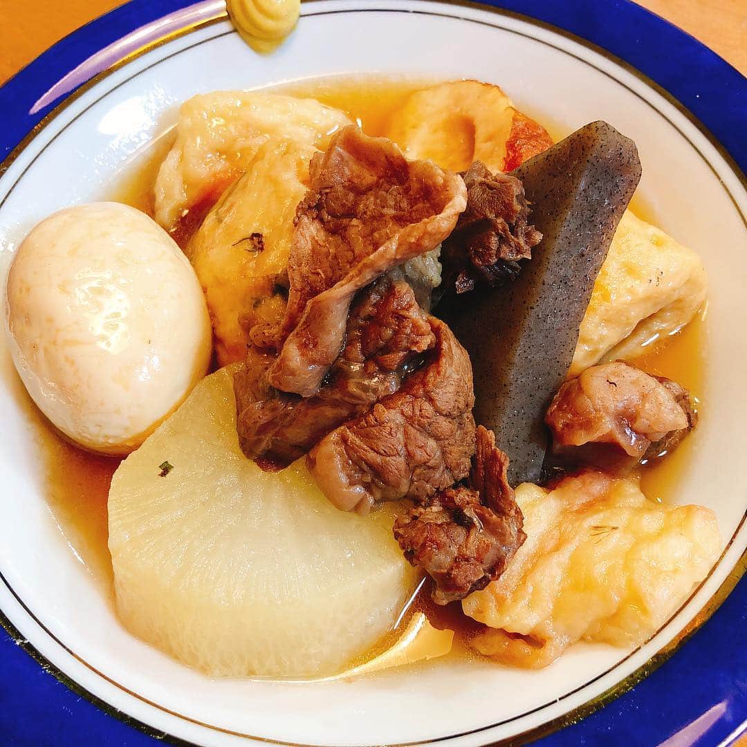 山﨑 薫のインスタグラム：「はり重でめっちゃきれいなすじ肉を見つけたので、おでんを作りました🍢 ほんま、東京ではすじ肉は見かけない😢 はり重のすじ肉、めっっちゃ美味しかった❤️ 大阪満喫🍢🍢 #大阪 #すじ肉 #おでん #すじ肉おでん」