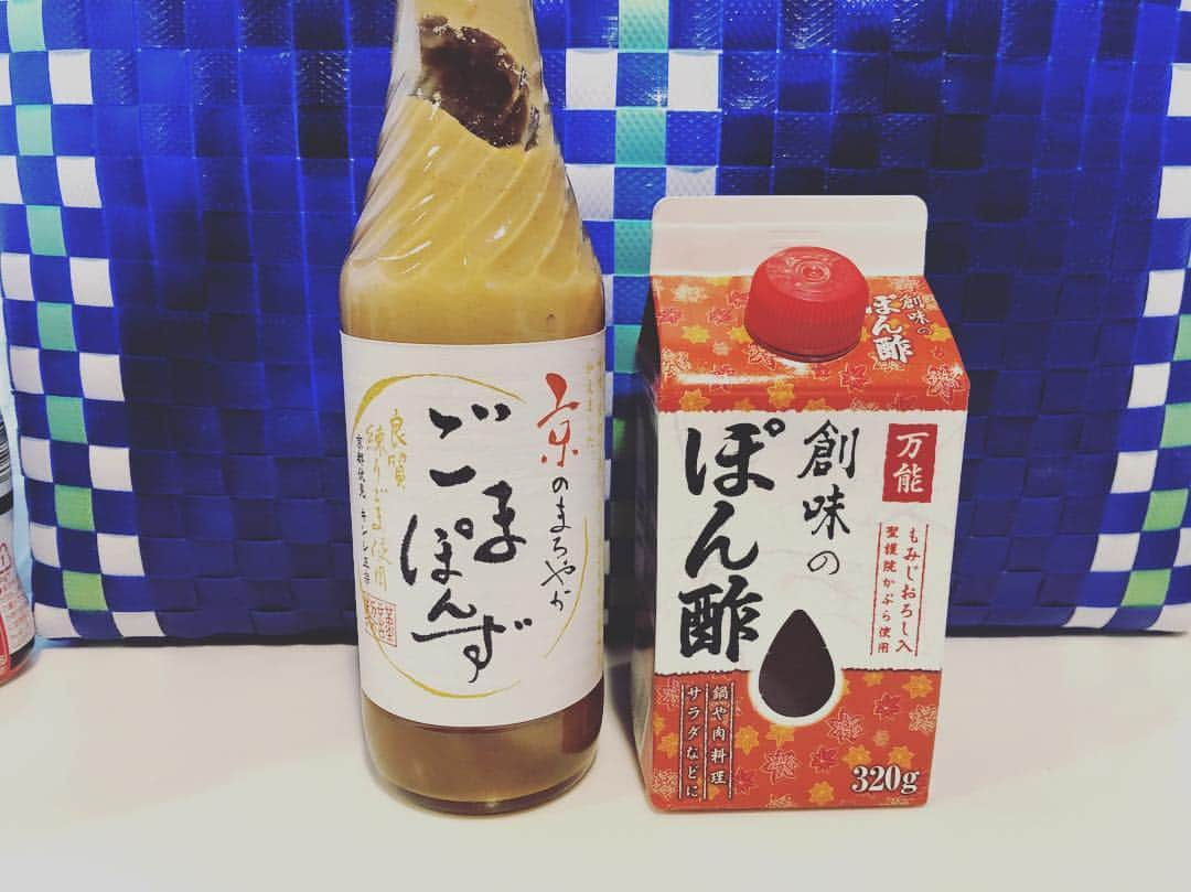 神崎恵さんのインスタグラム写真 - (神崎恵Instagram)「夜はだいたい、日中食べたものを頭の中で並べ調整。 特に食べすぎたり、甘いもので幸せを満喫した日の夜は、だいたい野菜とお肉だけ。 キャベツや白菜をそのままか蒸すことが多いです。その上には豚や鶏肉。 バルサミコやオリーブオイルもいいけれど、かなり大活躍なこのふたつ。 これをかけるだけで、美味しいヘルシー♡♡♡息子たちや主人もこの味がすきなので、常備です。 #京のまろやかごまぽんず #創味のぽん酢 #我が家の常備味」3月18日 21時35分 - megumi_kanzaki