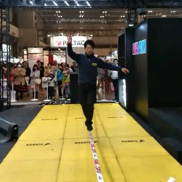 大杉徹のインスタグラム：「meijiのSAVAS、VAAMブースでパフォーマンスと体験会！ 3日間ハードなスケジュールだったけど、フロントフリップのこの粘りは完全にSAVAS &VAAM飲んだおかけじゃ。笑  #meiji #savas #vaam #slackline #スラックライン #gibbonslacklines #slacklife #heywild #slacklineresearch #flip #balance #ドラッグストアショー」