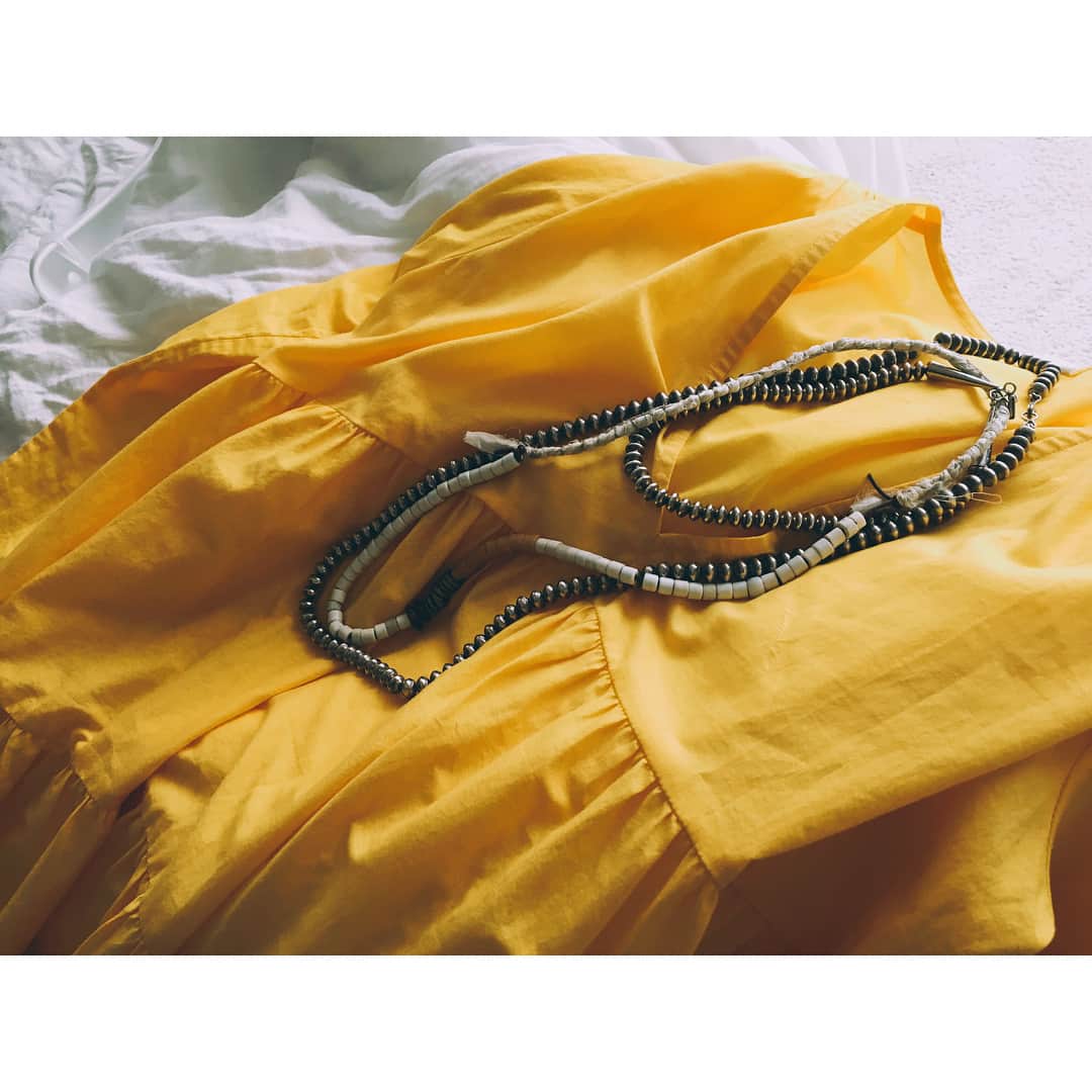 のインスタグラム：「. 今日の服。向日葵の様な @merlettenyc のイエロードレス。 . 本日お越し頂いた皆様、ありがとうございました☺︎ @yoshiminagao ちゃんは彼女らしいピンク×ラベンダーストライプの合わせ。頭に巻いたエルメスのシルクバンダナも可愛い。 @emiri_hemmi ちゃんはトークショー直前に @style_and_edit_takashimaya さんのよしみちゃん別注ワンピを気に入り急遽衣装チェンジ☺︎重ね着に見えるけれど実は1枚のドレス！ . #えみりちゃんの可愛い小さなお友達からお花まで頂きました🙇‍♀️」