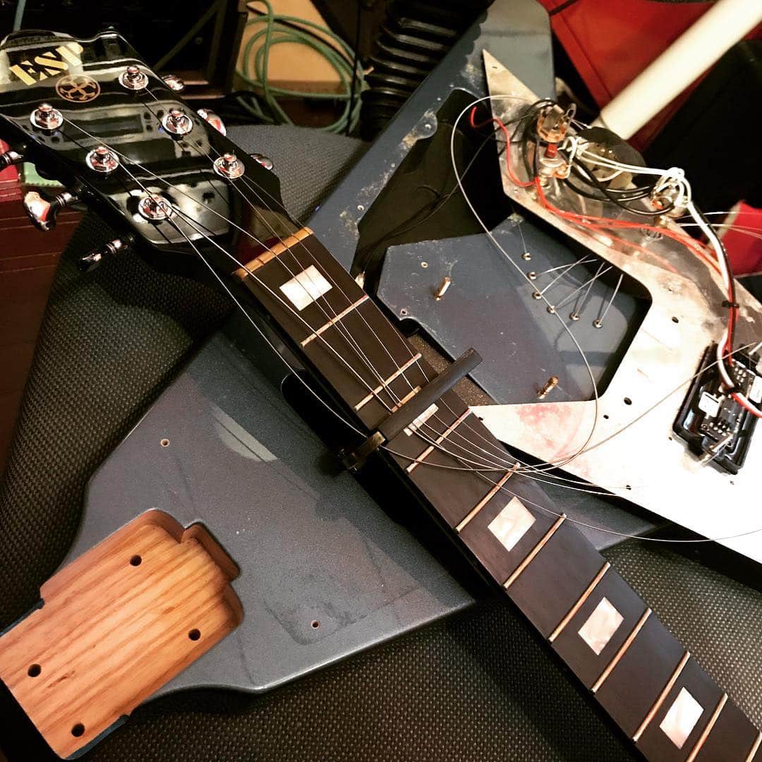 安野勇太さんのインスタグラム写真 - (安野勇太Instagram)「バラバラ。最近色々ギターを弄っていますがやはりたのしいですね。 #espguitars #guitar #HAWAIIAN6」3月19日 1時28分 - yasuno_no5