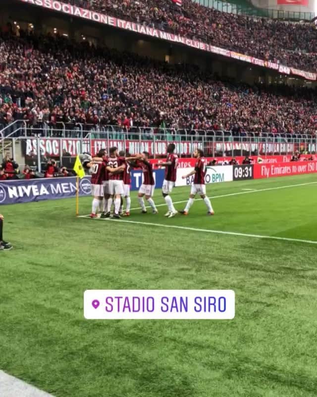 アレッシオ・ロマニョーリのインスタグラム：「Passo dopo passo...per rincorrere il nostro obiettivo #festeggiamentidasquadra #milanchievo 🔴⚫️ @acmilan」