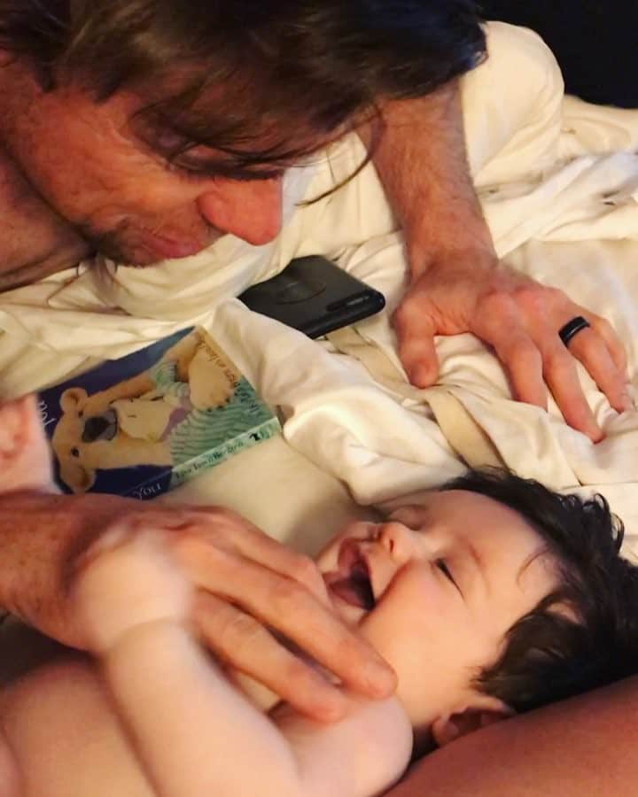 クリスティン・ヒルデブランドのインスタグラム：「Jet lag is (only) cute in the form of giggles #itstooearly #butyourevcute #sofineyouwin」
