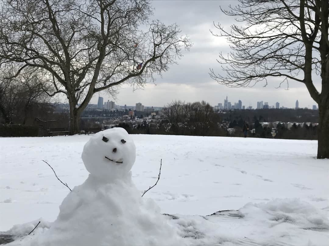 長谷部誠さんのインスタグラム写真 - (長谷部誠Instagram)「Ich habe einen Schneemann gebaut ☃️ Ein zufriedenstellendes Werk ✌️❄️ #雪だるま  #長谷部誠作 #3月中旬でまだ雪が降る #さすがドイツ🇩🇪 #そんな休日」3月19日 2時43分 - makoto_hasebe_official