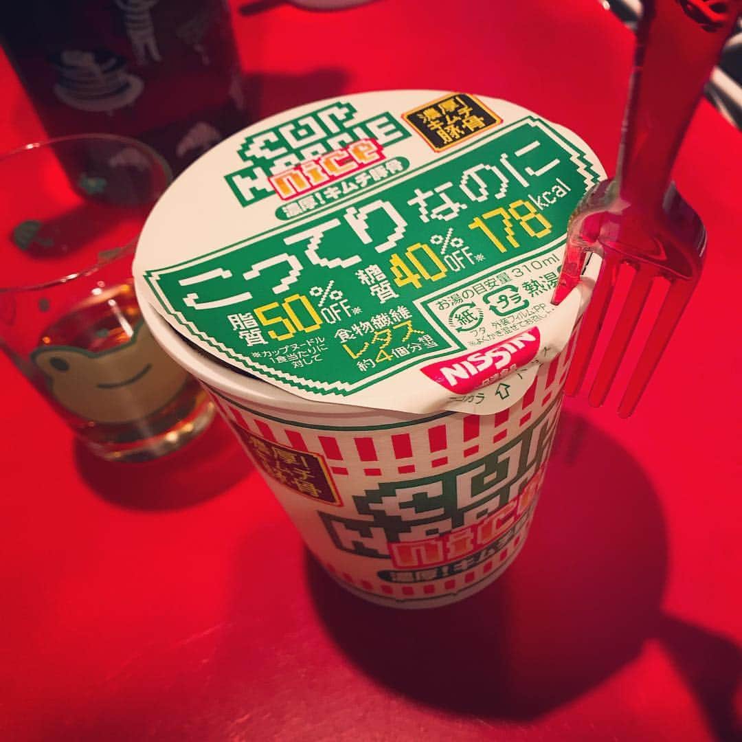 清水愛のインスタグラム：「#カップ麺 #蓋が開かない #やつ #フォーク 版 #割り箸 版は #はさむ #らしい」