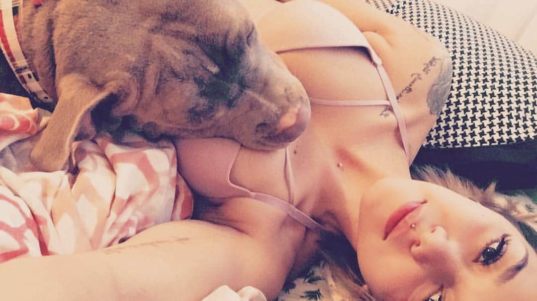 Mirabelのインスタグラム：「She didn’t wait for the magic in life to happen, she was the magician that made it happen #quotes #qotd #happy #pitbull #pitbullsofinstagram」